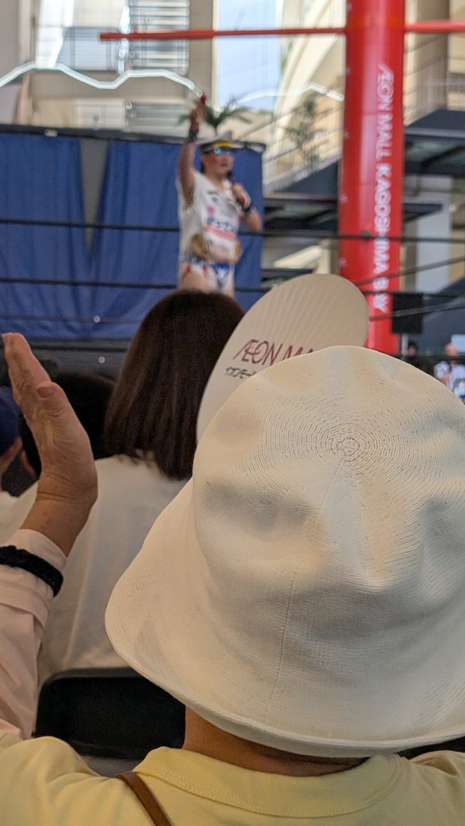 34junkos's tweet photo. 今日は、イオン鹿児島ベイで九州プロレスイベント！
ばってんさん、ぶらぶら音頭で入場〜 https://t.co/E4XcwhffZX