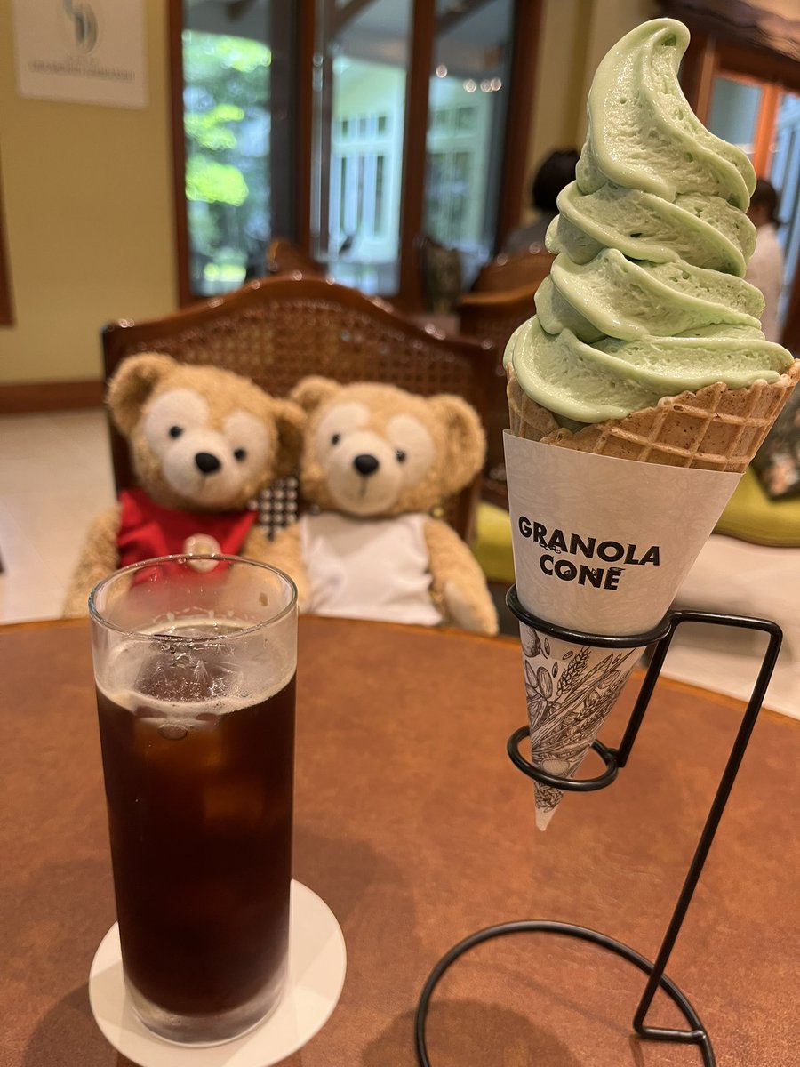 me_tan87's tweet photo. 🐻‍ 軽井沢に行ってから早いものでもう1週間経ちました ホテル軽井沢エレガンスさんのカフェで食べたシャインマスカットのソフトクリームがジューシーですっごい美味しかったであります✨落ち着いた雰囲気の中で食べられて最高でした
 #ぼくのベストオブウネウネ🍦 https://t.co/1bOetpJ38q
