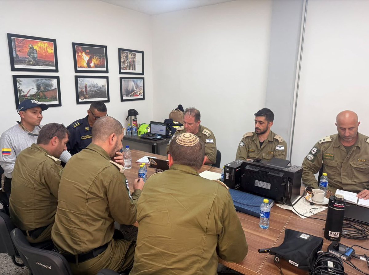 VickyDavilaH's tweet photo. #Temblor 
Rescatistas del Ejército de Israel están en Cali 
#Terremoto https://t.co/7yBtEW6gMu