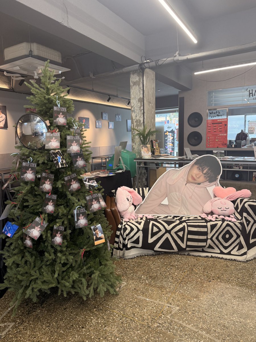 BOTHSIDES0813's tweet photo. 오픈 준비 완료!

📍 하하하 성수
🗓️ 𝟬𝟴.𝟭𝟯 – 𝟬𝟴.𝟭𝟱

#BOTHSIDES #Cameras_Catching_EveryAngle
#재민 #JAEMIN #NCTDREAM

오늘 선착 특전은 버블 1개월 이용권  두명입니다! https://t.co/vRQXeAla4L