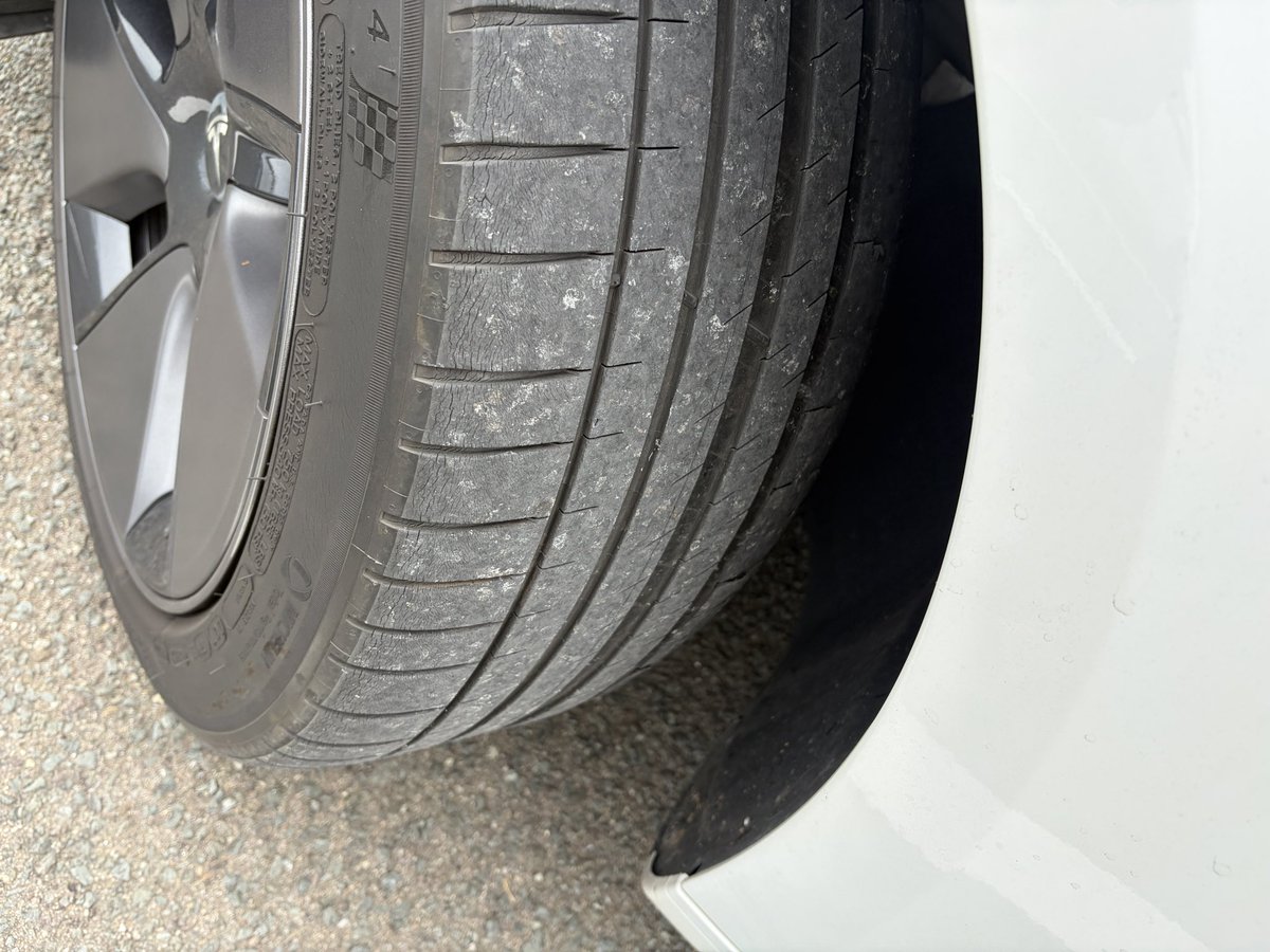 emitz0's tweet photo. 信じてもらえないと思うが、これが10万km走ったタイヤです。EVのタイヤ、寿命短い訳ではない。結局走り方だと思う。
新車装着ミシュランパイロットスポーツ4
内側スリップサインが完全に出た。もう変えます https://t.co/n76ZeDjwg6