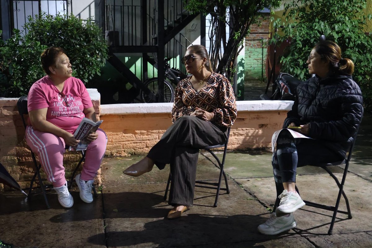 MariaRoseteMx's tweet photo. En la colonia #Doctores hasta tuvimos supervisor de cuatro patitas. 🐶❤️
Se quedó muy atento durante toda la asamblea, mientras compartíamos una tarde de conversación, acuerdos y nuevas ideas. Por cierto… muy pronto tendremos un evento especial para todos nuestros lomitos. 👀🐾 https://t.co/skGZmNFI8R