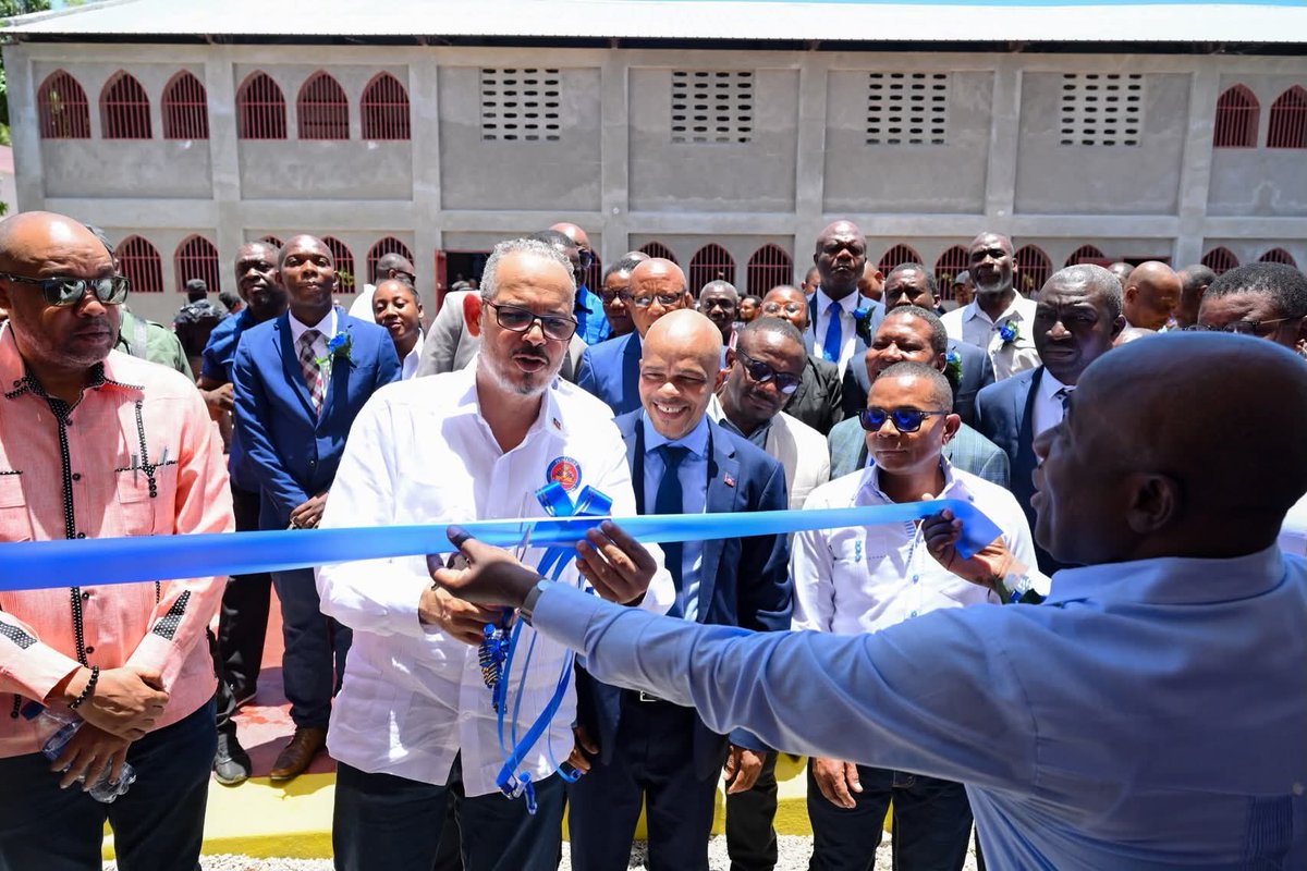4lasinfo's tweet photo. Le PM Alix Didier Fils-Aimé et le ministre de l’Éducation Vijonet Déméro ont inauguré cette semaine 3 nouvelles infrastructures scolaires à Mersan, Mélinette et Desbas, dans le Sud. 🇭🇹

Ces bâtiments doivent contribuer à améliorer les conditions d’apprentissage. https://t.co/rX16c0KYLL