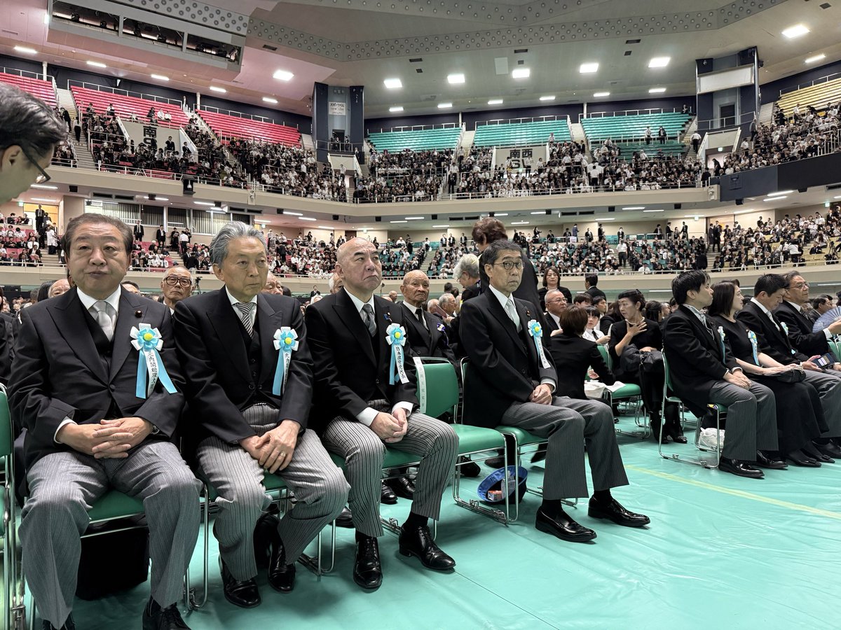 Hoshuto_hyakuta's tweet photo. 靖国神社参拝の後、「全国戦没者追悼式」に出席。
しかし、この並びは何やねん😅
（この後、私の左にはラサール石井氏が来られました） https://t.co/2iXwXRRygJ
