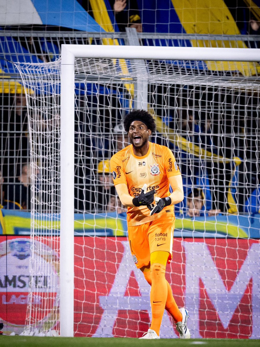 DataFutebol's tweet photo. Rosario Central com um comunicado completamente inacreditável sobre o ato de racismo que o Hugo denunciou no jogo de ontem pela Libertadores. Confira: 

“Rosario volta a repudiar qualquer forma de racismo, discriminação ou provocação no futebol.

No jogo de ontem, torcedores da equipe visitante protagonizaram atos que em nossa avaliação são racistas, discriminatórios e provocativos contra os nossos jogadores e torcida. 

Cabe mencionar a já recorrente exibição de dinheiro nacional, o que configura uma clara ofensa e zombaria contra nosso país. A isso se soma a presença de uma camisa da Espanha no estádio, um outro ato de provocação.

Esses fatos são inadmissíveis e de uma gravidade que não devemos normalizar. 

Nosso clube tem provas e vai colocar à disposição da CONMEBOL para que intervenha diante desses atos reiterados, que consideramos claramente provocativos e discriminatórios e que lamentavelmente se repetem cada vez que enfrentamos algumas equipes brasileiras.

No mesmo sentido, solicitaremos a CONMEBOL que investigue e exija do árbitro do jogo as provas que comprovem os supostos insultos racistas que o goleiro denunciou de forma unilateral na partida 

A respeito disso, é importante contextualizar: A denúncia foi feita justamente em um momento que sua equipe estava com dez jogadores e que o Central estava atacando com sua torcida impulsionando.

(FACT CHECK: A denúncia do Hugo foi aos 21 minutos do segundo tempo. A expulsão foi aos 35)

A discriminação é um tema sério demais para ser usado como artimanha a serviço de conveniência esportiva e estamos dispostos a denunciar aqueles que a utilizam com esse objetivo.

Em relação ao fato denunciado, ainda não encontramos nenhuma imagem que comprove esses atos no setor do estádio quando o goleiro fez a denúncia.

(Olharam o minuto certo?)

O clube está realizando uma investigação interna sobre qualquer ato de violência ou discriminação que possa ter ocorrido por ocasião da referida partida. Caso apareça algum torcedor do Rosario Central envolvido em uma conduta de possível de punição, o clube será implacável na aplicação das medidas cabíveis.

O Rosario Central destina todo tipo de recurso para desanimar e desencorajar qualquer tipo de discriminação dentro de nossa instituição e fazemos isso não por obrigação, e sim por convicção.

Nesse caminhos nós vamos continuar redobrando os esforços para seguir construindo um clube que defenda esses valores. 

Por fim, não podemos deixar de destacar a nossa preocupação com um padrão que vem se repetindo e que consideramos que devemos refletir, no que diz respeito a impunidade de alguns clubes na tentativa de obter uma vantagem esportiva por meio da ameaça permanente de denunciar e intimidar o adversário da ocasião”

🤦🏻