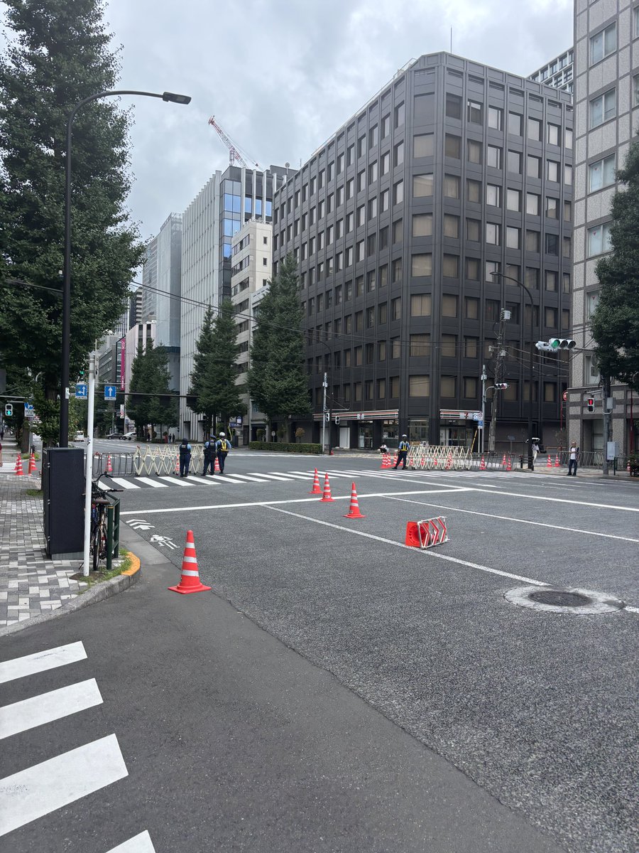 fuzakenna1005's tweet photo. 8月15日の千代田区の雰囲気は物々しい

どこにもかしこにも警官と警察車両とバリケード

お巡りさんお疲れ様です👮👮‍♂️

炎天下じゃなくてよかったね https://t.co/HIITPa13Wn