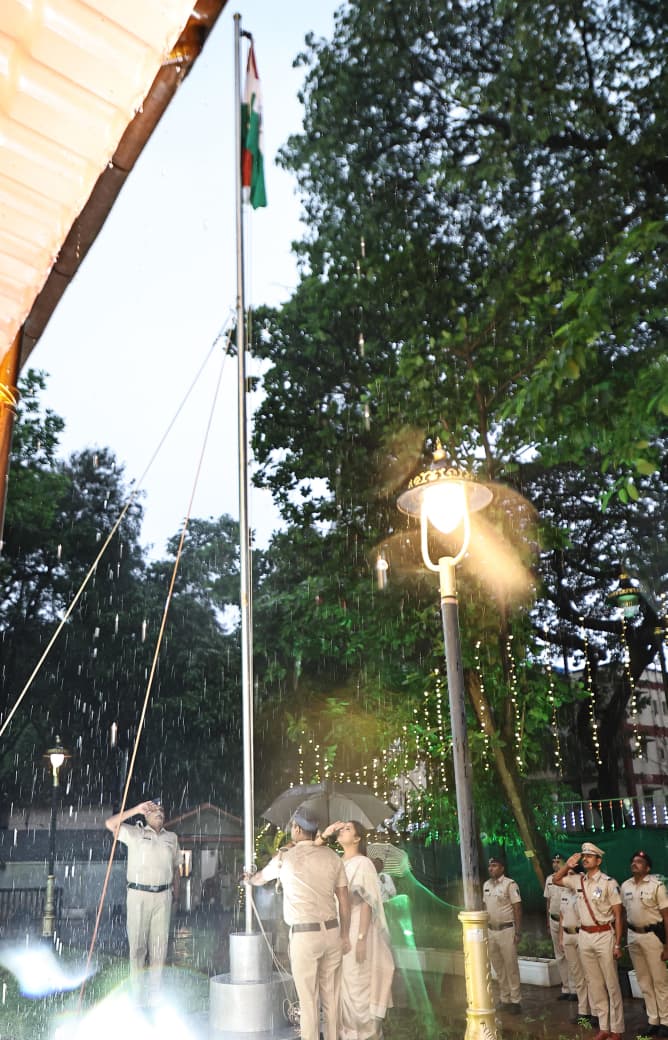 mybmc's tweet photo. 🇮🇳स्वातंत्र्य दिन निमित्ताने, मुंबईच्या महापौर श्रीमती रितू तावडे यांच्या हस्ते, भायखळा स्थित महापौर निवासस्थान येथे आज (१५ ऑगस्ट २०२६) सकाळी ठिक ७ वाजता ध्वजारोहण करण्यात आले.

🔷यावेळी उपायुक्त (परिमंडळ १) श्रीमती चंदा जाधव, इ विभागाचे सहायक आयुक्त श्री. आनंद कंकाळ यांच्यासह परिसरातील स्थानिक रहिवासी, महानगरपालिकेचे विविध अधिकारी, कर्मचारी उपस्थित होते.

#IndependenceDay 
#स्वातंत्र्यदिन

@CMOMaharashtra 
@mieknathshinde 
@SunetraA_Pawar 
@ShelarAshish 
@MPLodha 
@TawdeRitu 
@misanjayghadi