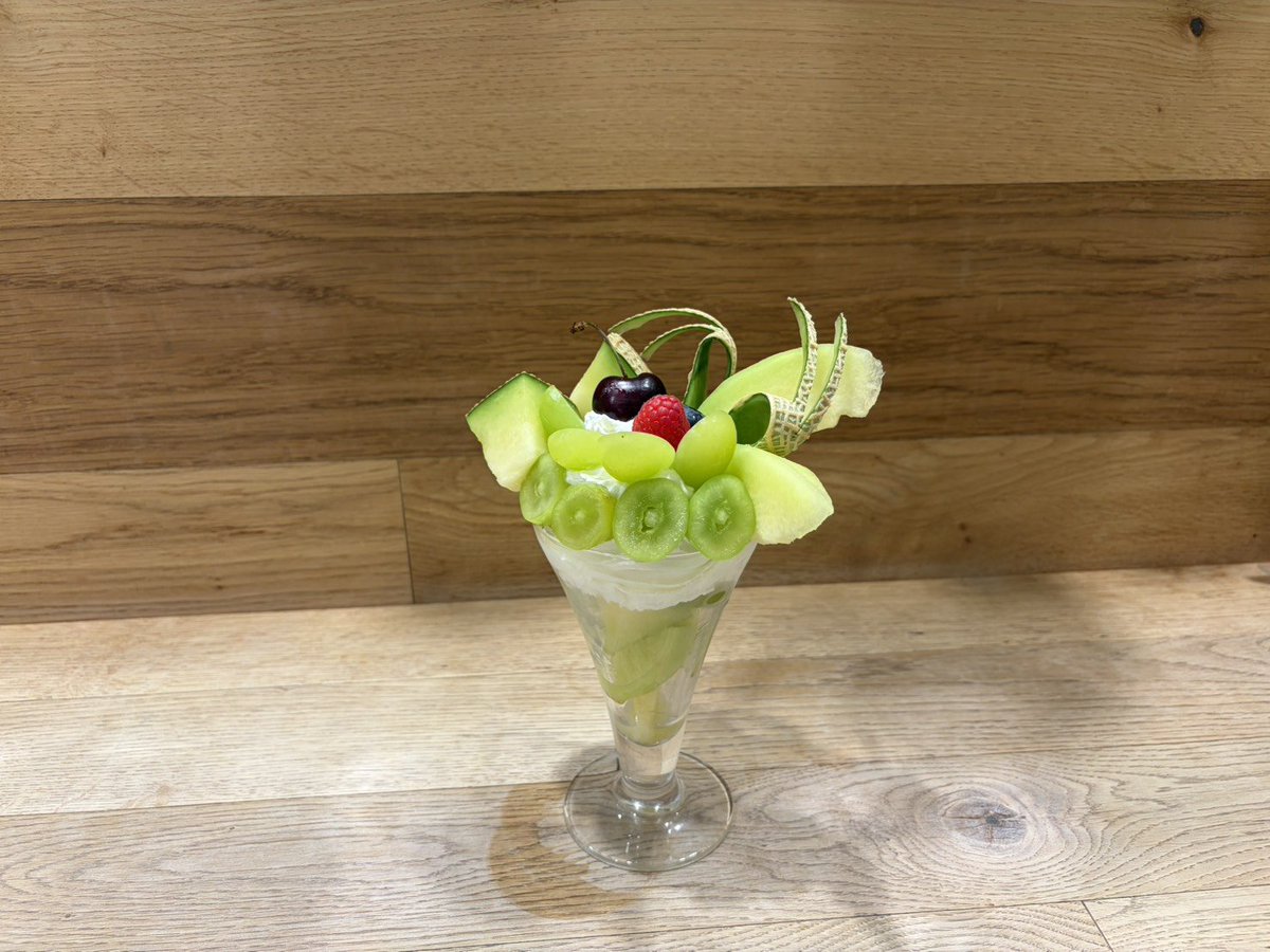 kajitsuenhibiya's tweet photo. こんにちは!！
果実園リーベル日比谷店です📣
 新メニューのご紹介！

【メロンシャインパフェ】

芳醇な香りのメロンに、ジューシーなシャインマスカットを合 わました、ご堪能下さい✨️

#果実園 #果実園リーベル #果実園リーベル日比谷シャンテ店 #シャインマスカット https://t.co/ML68psTLV8
