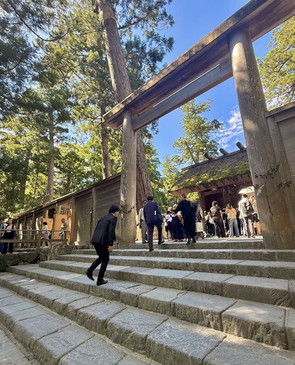 jiapengfang's tweet photo. 猿田彦神社での奉納コンサートのため伊勢に来ています🌿
昨日は伊勢神宮に参拝してきました。

西川流家元の西川千雅さん、映画監督の浮辺奈生子さん、俳優の笹井英介さんをはじめ、素敵な皆さまと正式参拝をご一緒させていただきました。

森の緑と澄んだ空気に包まれて、自然と背筋が伸びるような、清々しい気持ち✨

#伊勢神宮
