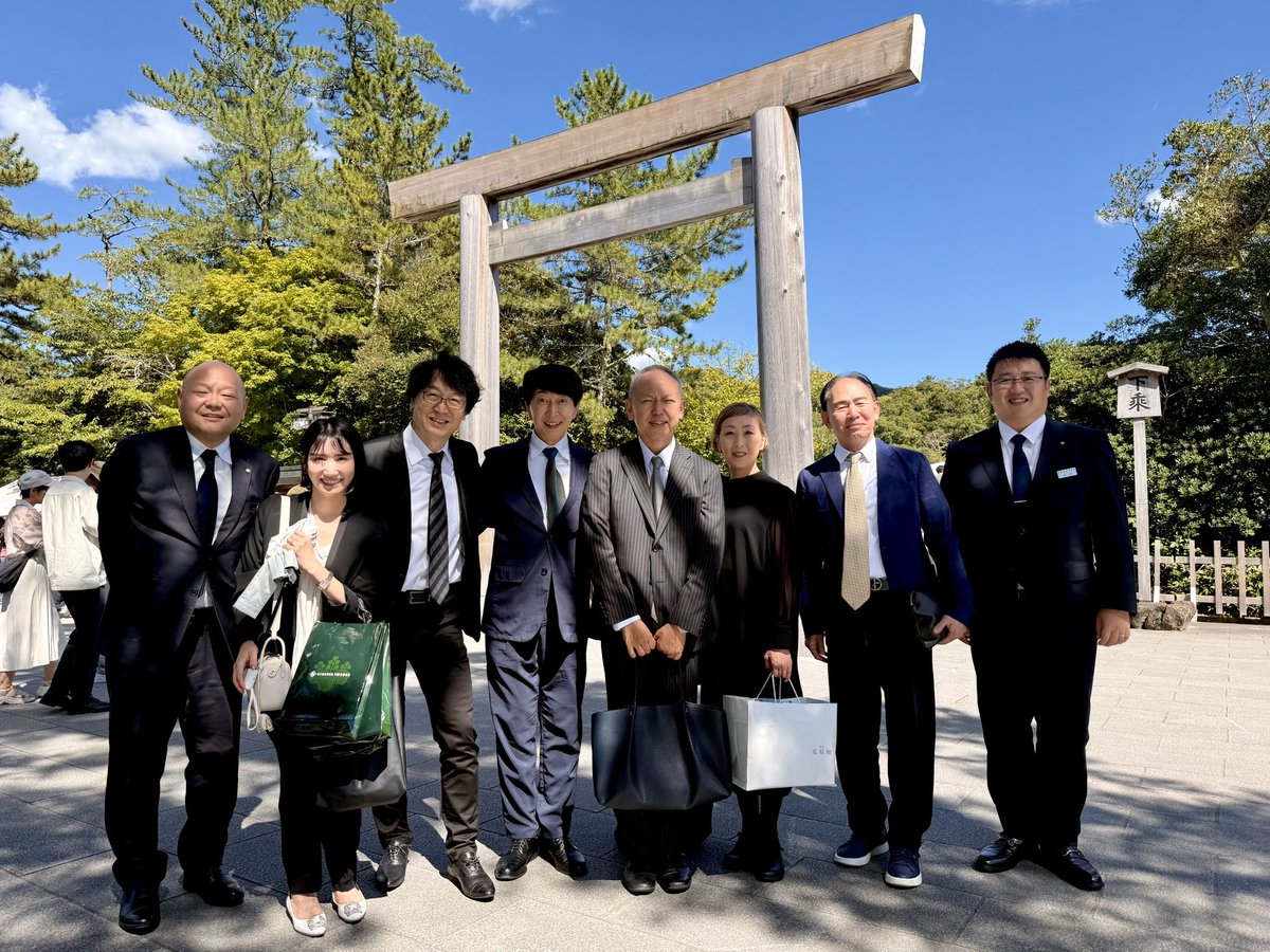 jiapengfang's tweet photo. 猿田彦神社での奉納コンサートのため伊勢に来ています🌿
昨日は伊勢神宮に参拝してきました。

西川流家元の西川千雅さん、映画監督の浮辺奈生子さん、俳優の笹井英介さんをはじめ、素敵な皆さまと正式参拝をご一緒させていただきました。

森の緑と澄んだ空気に包まれて、自然と背筋が伸びるような、清々しい気持ち✨

#伊勢神宮