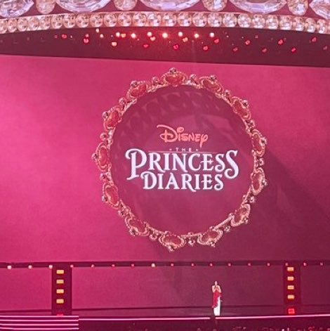 Thai_SuperHero's tweet photo. Anne Hathaway ปรากฎตัวบนเวที D23 พร้อมเผยว่าตอนนี้ The Princess Diaries 3 กำลังอยู่ในขั้นตอนการสร้าง https://t.co/8FrpBmRDtJ