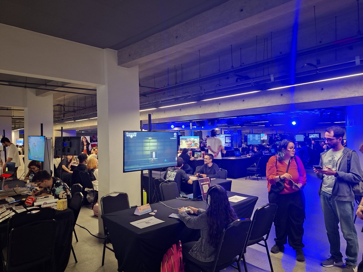 FiscoGames's tweet photo. Primeiro festival jogatório da @FirmaGamedev que marco presença! Excelente oportunidade pra encontrar os camaradas da comunidade de desenvolvimentos de joguinhos brasileiros! 🇧🇷 ♥️ https://t.co/5zTwwjlqyf