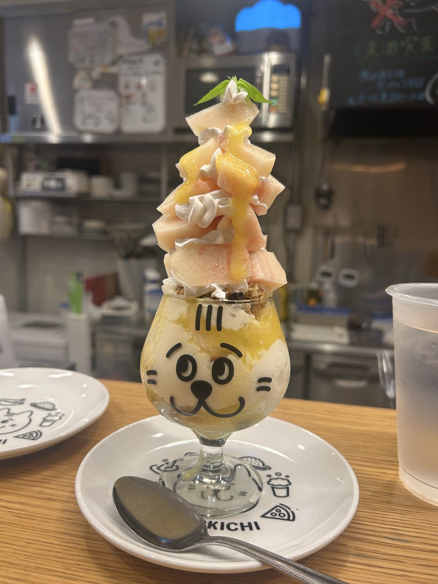 BEERKICHI2019's tweet photo. 皆様、桃パフェの季節ですね🍑🫶
たまに崩壊します🐱❤️💣 https://t.co/muRavBKgXx