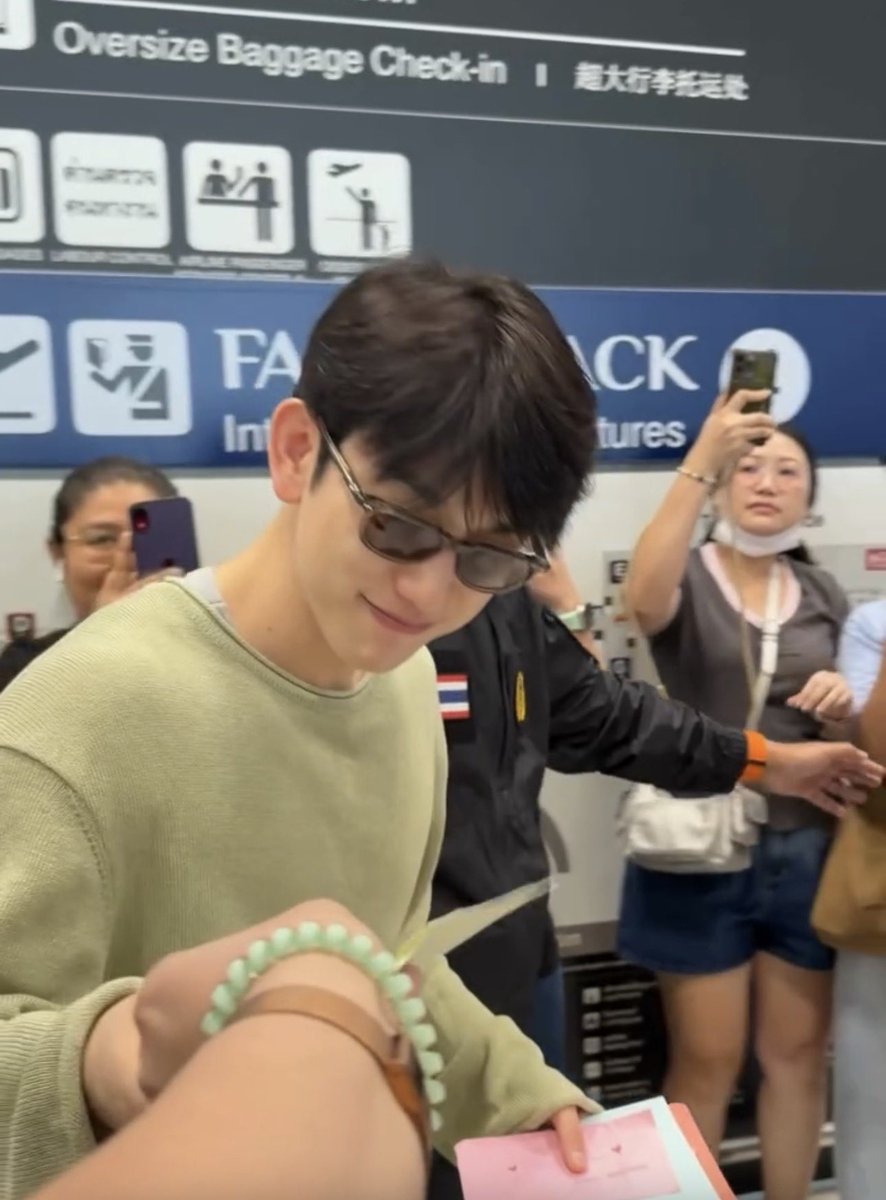 Jinyoungbase's tweet photo. Park Jinyoung looks extra handsome in this cool-toned green sweater and sunglasses. It looks so comfy, maybe that’s why it’s one of his favorite outfits. 

Departing From 🇹🇭 to 🇹🇼. Safe flight Jinyoungie! 💚✈️

 #박진영 #parkjinyoung #진영 #Jinyoung
@JINYOUNG 
©️BaiFern https://t.co/ybI2PMcsyt