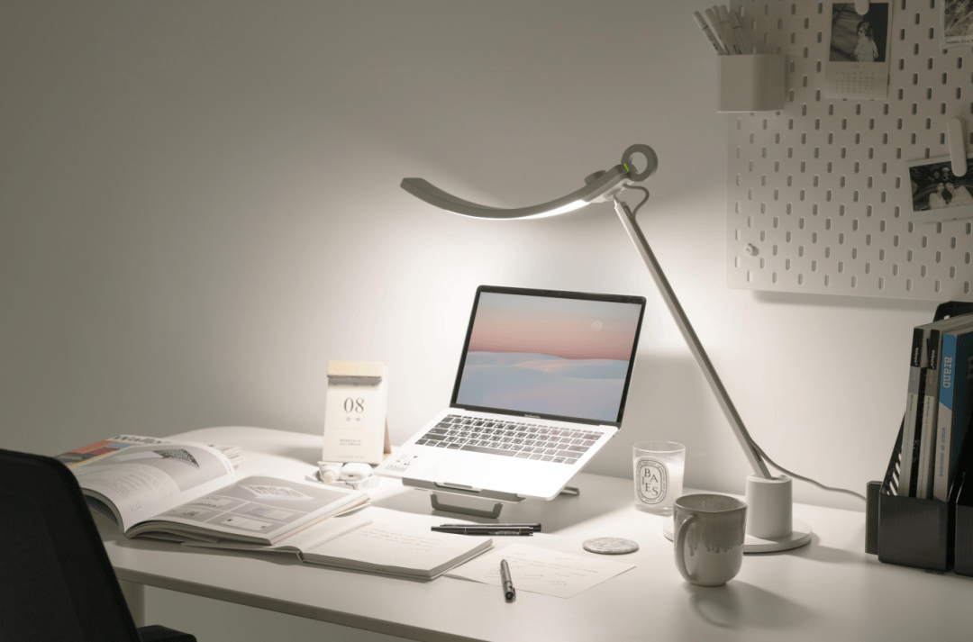 julie_kutt97456's tweet photo. My minimal desk setup = cozy desk lamp + 1 small potted plant + 1 notebook. No clutter, all focus ， https://t.co/c9I63mfNzh