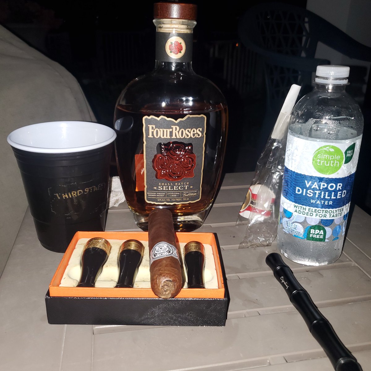 BTehanOSU's tweet photo. #3COTD Finally Cuba Libre One and Four Roses Small Batch Select! π #greycliffeatthequarry #pssita @JCNewmanCigars @4RosesBourbon https://t.co/ayzuM0452q