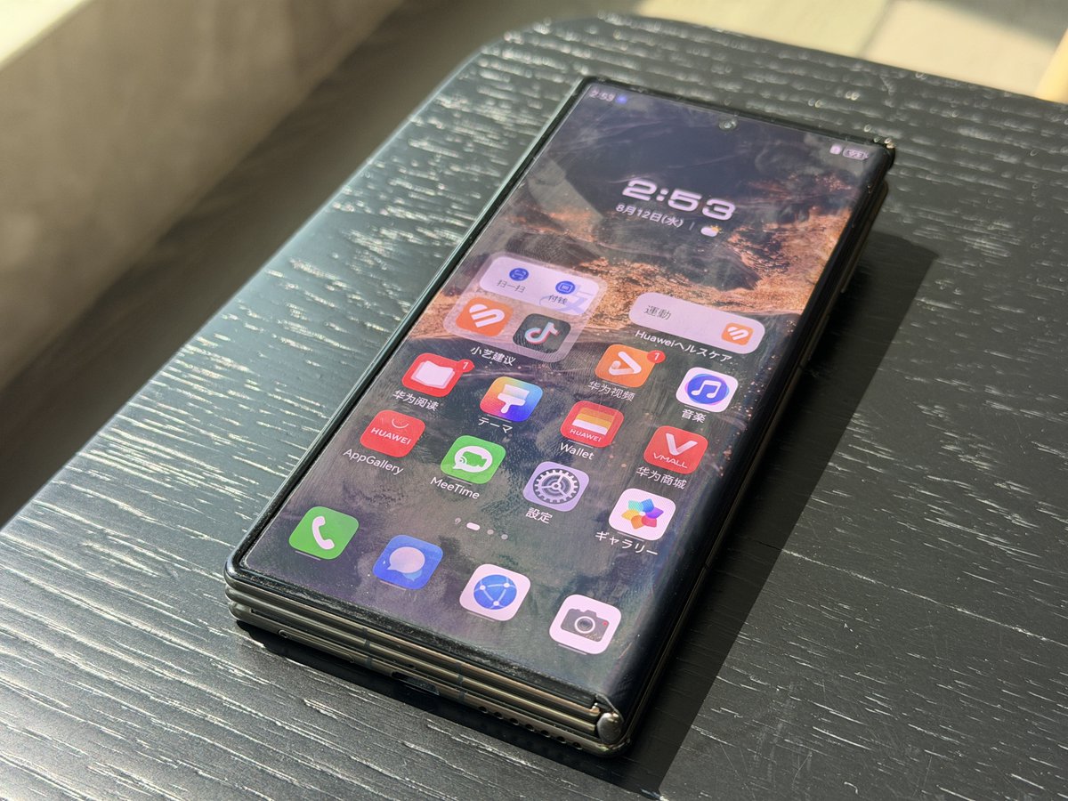 Hayaponlog's tweet photo. 2年前にわざわざ深センまで実物を見に行ったくらい衝撃的なスマホが、割と現実的な値段で買えるようになったのでお迎えしてきた。

Huawei Mate XTというスマホです。特徴は10型クラスの画面を３つに折りたたんで簡単に持ち運べることです。

やっぱいいわこれ。デバイスの形状がエロい https://t.co/Y5WPyzZw31