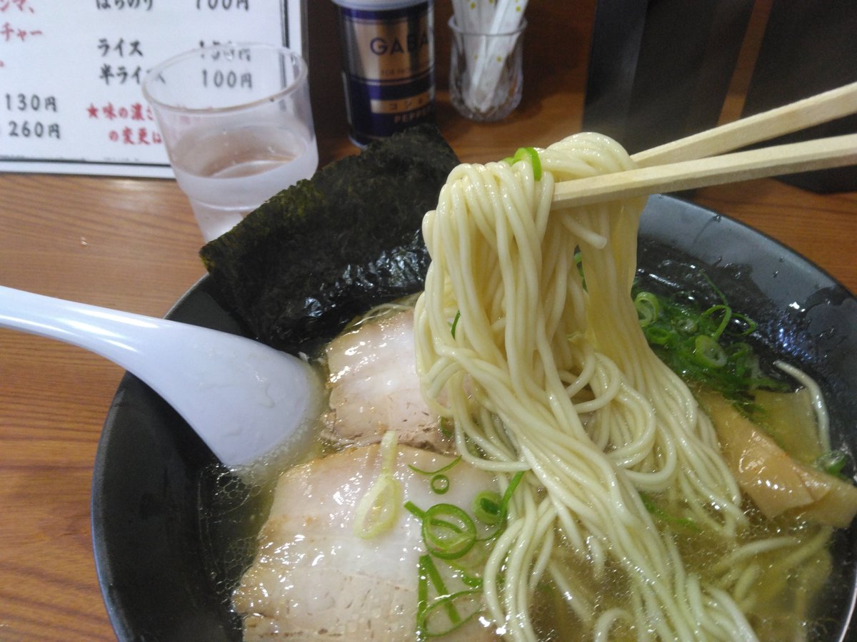 NativeSendai's tweet photo. 若林区連坊に8/6にオープンした「めん吉松(きっしょう)」でかけラーメン塩590円＋チャーシュー2枚260円。お連れさんはかけラーメン醤油590＋チャーシュー1枚130円。これは凄く美味しいです。そして安い。チャーシューも味染み沁みで美味しいです。又来たいです。 https://t.co/icZp68MFcX