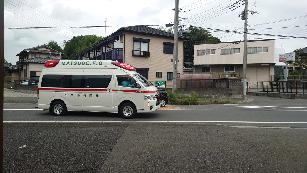 pochicrown's tweet photo. 幸楽苑東松戸駅前店の前の放置車両の影響で、51号線は、曽谷十字路くらいから大渋滞🤣🤣🤣、救急車🚑️も通れなく大迷惑🤣🤣、数メートル先の路肩に停めるとか、何故、ドライバーはしないで放置するのか🤣🤣🤣🤣
#幸楽苑東松戸駅前店　#県道51号
#放置車両　#大渋滞 https://t.co/diwJZ5Bn3P