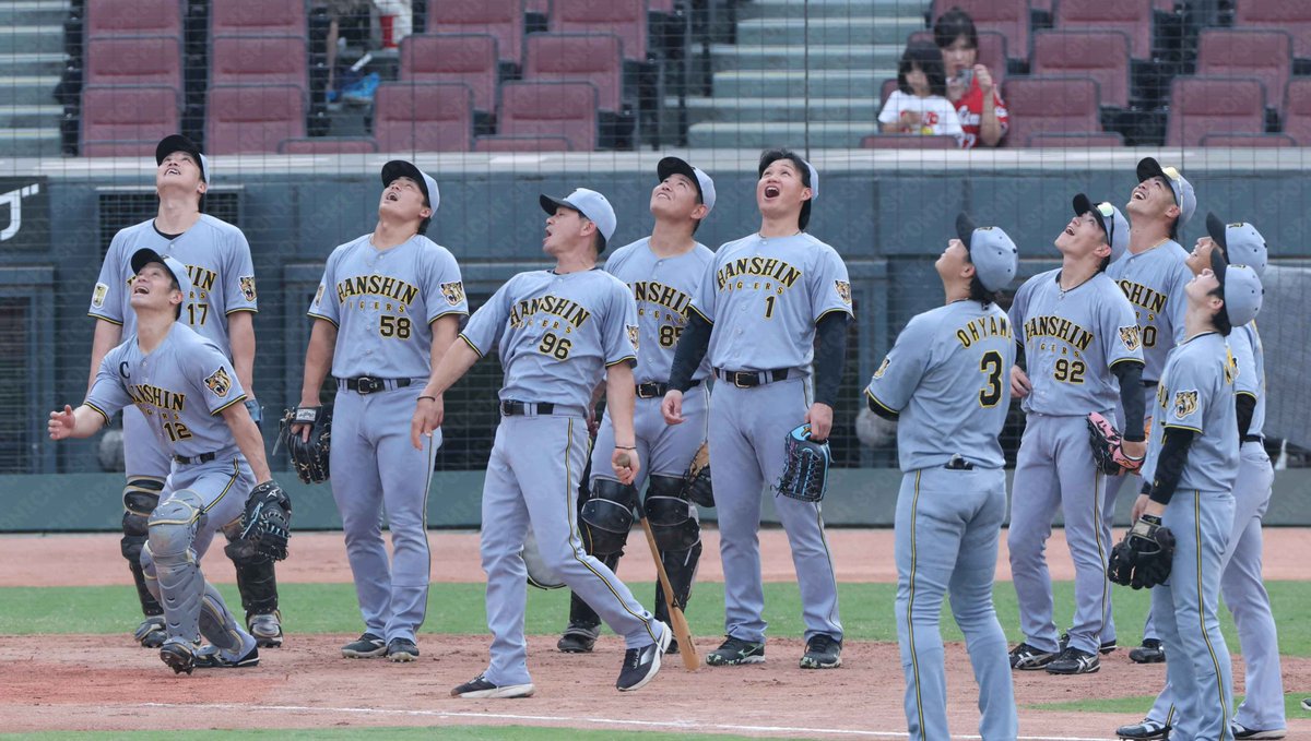 Sponichi_Tphoto's tweet photo. シートノックで盛り上がるナインです https://t.co/G3r4GDb3KO