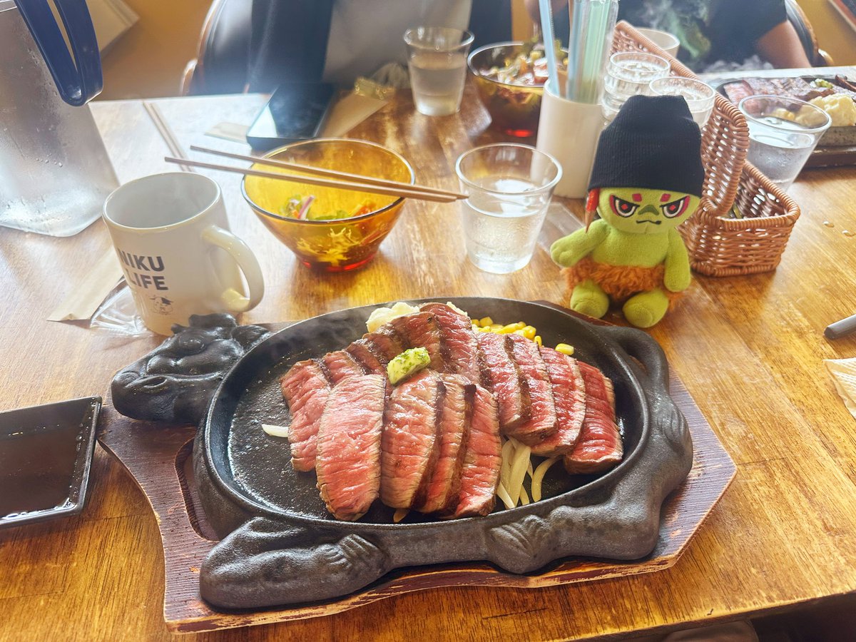 hideplus2's tweet photo. #CNPぬい旅 

仲間の店へ❗️
肉を喰いに‼️🥩🔥

香川県丸亀市
ステーキ&カフェ『人生意気に感ず』

NFTを通して出逢った仲間
@2nengoo 君が店長をしているお店😆✨

いつか行きたいと思ってて
やっと行けた‼️

そして、この肉……

めちゃくちゃ美味かった🤤🥩🔥

デジタルから始まったご縁が
こうして現実の思い出になっていく✨

こういうのが
たまらなく好きなんだよね☺️

2NENGO君、ごちそうさまでした❣️

『人生意気に感ず』

料理も名前も最高🔥

香川・丸亀に行ったらぜひ🥩✨