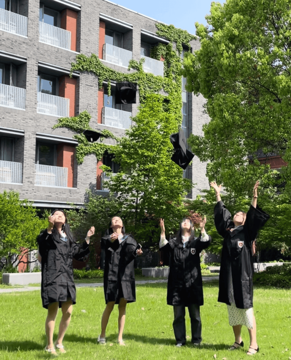 EnglandAutoSer's tweet photo. [Graduation check  Walked this campus for 4 years, now grabbing my diploma and all the messy, perfect memories that got me here. Cheers to the next chapter! ]， https://t.co/nDppC41vJw