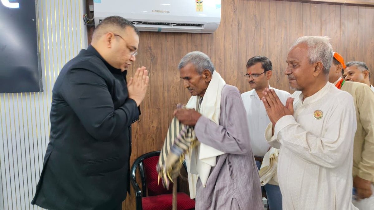 DmKasganj's tweet photo. 🇮🇳 आज 80वें स्वतंत्रता दिवस के अवसर पर कलेक्ट्रेट परिसर, कासगंज में तिरंगा राष्ट्रीय ध्वज फहराया गया।
इस अवसर पर राष्ट्र की स्वतंत्रता, एकता और अखंडता को अक्षुण्ण बनाए रखने तथा देश के विकास में अपनी भूमिका निभाने का संकल्प लिया।
जय हिंद! 🇮🇳

@CMOfficeUP @ChiefSecyUP #kasganj https://t.co/eRgcPqVN9m