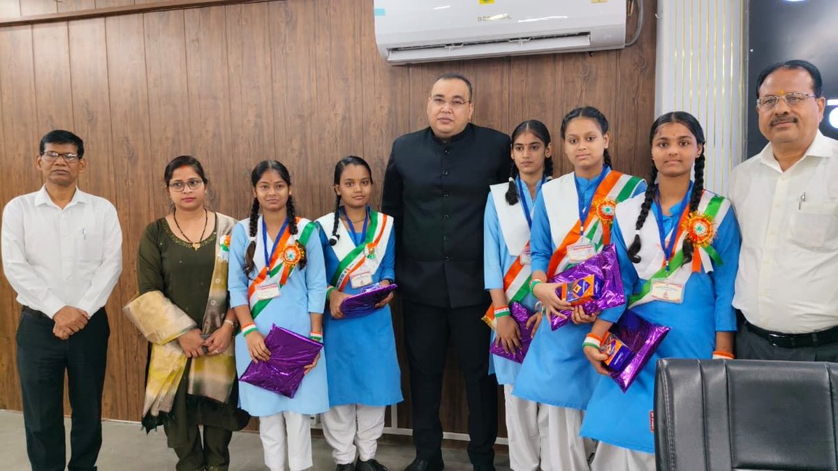 DmKasganj's tweet photo. 🇮🇳 आज 80वें स्वतंत्रता दिवस के अवसर पर कलेक्ट्रेट परिसर, कासगंज में तिरंगा राष्ट्रीय ध्वज फहराया गया।
इस अवसर पर राष्ट्र की स्वतंत्रता, एकता और अखंडता को अक्षुण्ण बनाए रखने तथा देश के विकास में अपनी भूमिका निभाने का संकल्प लिया।
जय हिंद! 🇮🇳

@CMOfficeUP @ChiefSecyUP #kasganj https://t.co/eRgcPqVN9m
