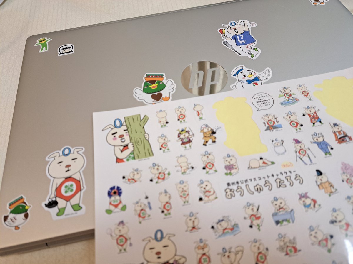 nekojuggler's tweet photo. 岩手観光中、道の駅にてどこかで見たことのあるようなゆるいキャラを発見
吉田戦車先生のデザインでした
道の駅限定もありましたが、色々なポーズのステッカーを購入、シール帳のノートに貼らせてもらいました
外には大谷パネル？もあります

#おうしゅうたろう
#道の駅みずさわ
#吉田戦車 https://t.co/Hq8W2WFdIh