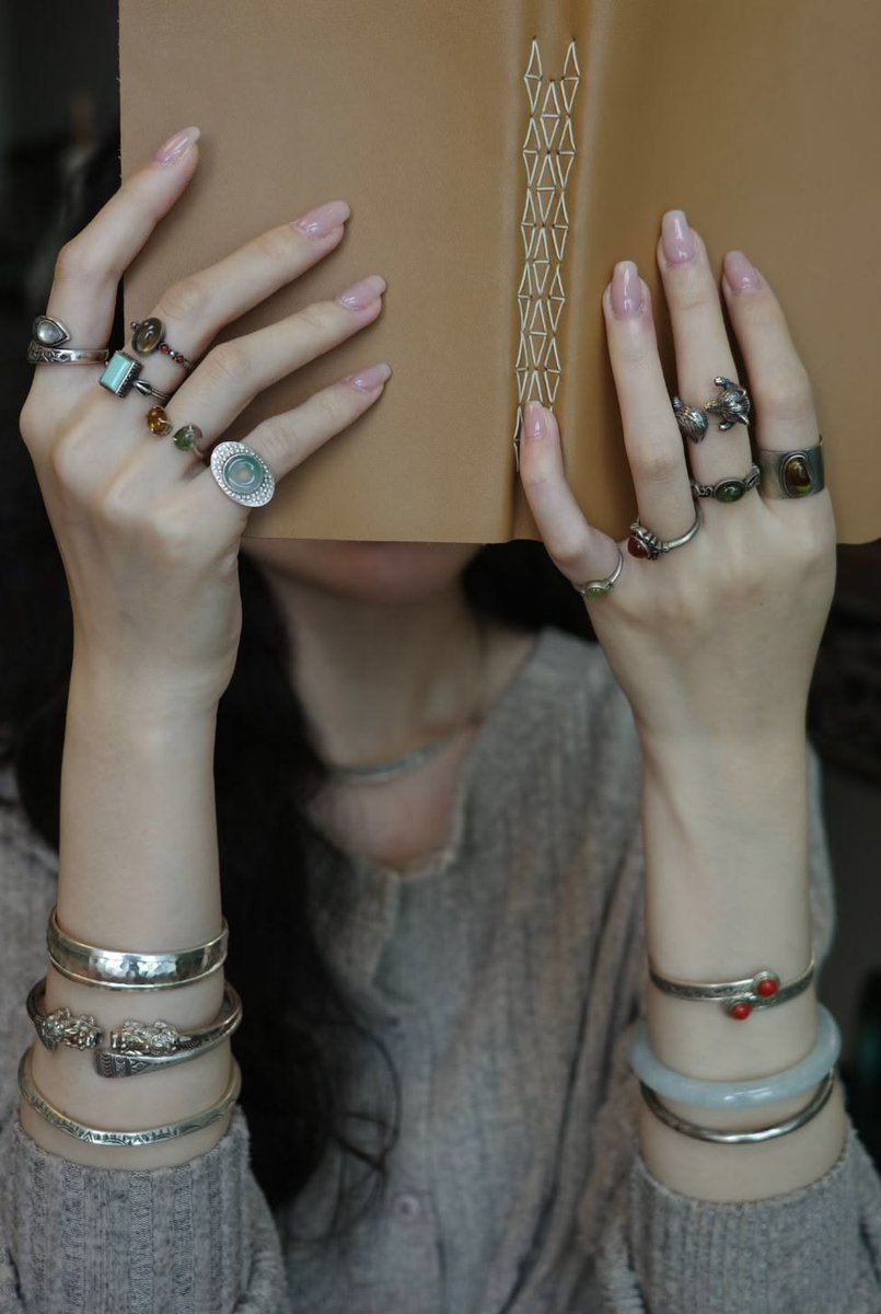 Equities_Fraise's tweet photo. Woman with book is more powerful always.. https://t.co/rK6C3Syxzr