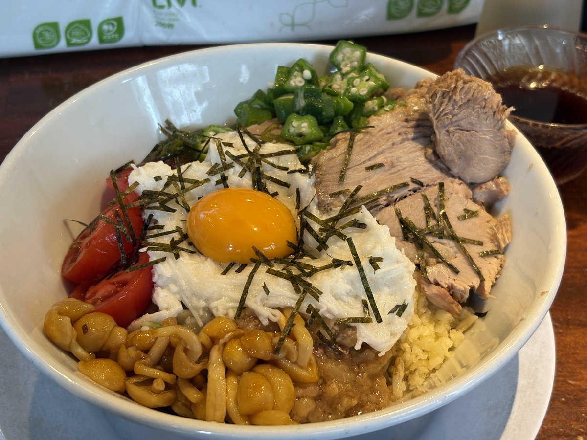 joissa_D's tweet photo. 豚ノヴァにて森のギフト
ネバネバと麺のコシが食べてて楽しい一杯！さらっと食べられる！
卓上のわさびもめちゃくちゃ合うし、オススメしてもらって追加したライスでネバネバ丼も最高でした！ https://t.co/BHCYm5FfWZ