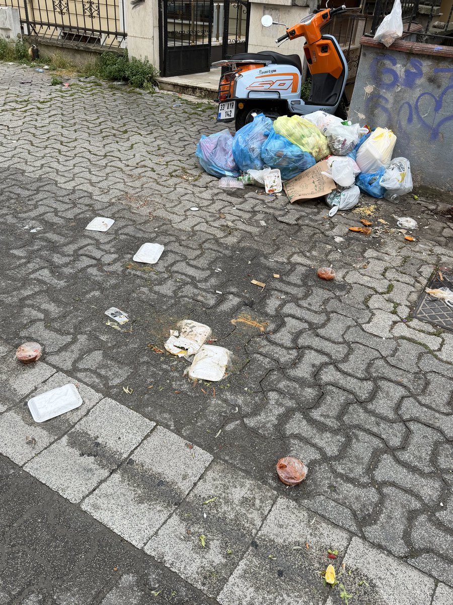 Mmelekb's tweet photo. Tüm belediyeler: Sokaklarımızı temiz tutalım, çöpleri ayrıştıralım. 
@atasehirbld : Sokaklar çöp sokak olsun, pislik içerisinde oturun. https://t.co/IEE20v7RXT