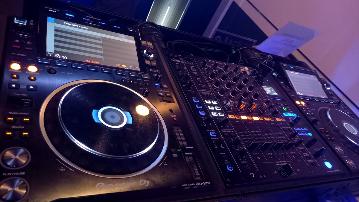 hzmn_dj's tweet photo. ビッグエコー練馬店のDJルームで、友達1人に向けてマンツーマンのDJイベントもどきw(練習に付き合ってもらった)
CDJ-3000初めて触ったけど、画面めっちゃ見やすいな？ https://t.co/aUgGIqAI1V