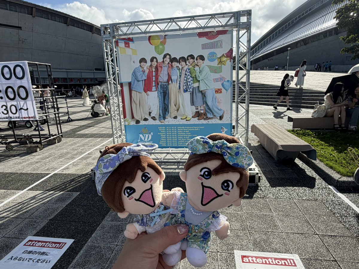 naniwa_jo20hrk's tweet photo. 日差しは暑いけど風涼しい😌✨
宮城の立見は今までで初！
どんな感じなのか楽しみ💙 https://t.co/MRYZfojZHZ