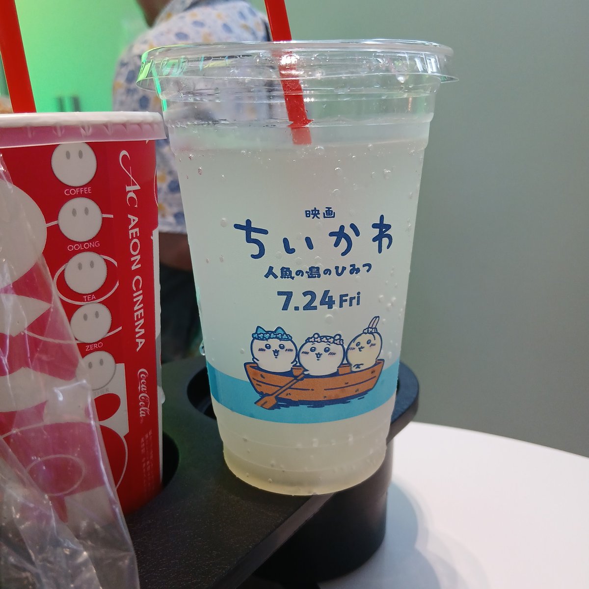 azukimame7's tweet photo. ちいかわ観てきた。ジュースのカップが可愛くて持って帰ってきたけど何かに加工できるかな?? https://t.co/3R1U4QRVXa
