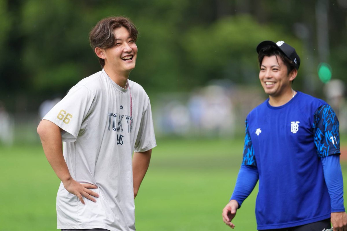 bay_fullcount's tweet photo. 【#ヤクルト - #DeNA】

投手練習にやってきたのは、2022年まで在籍していた #ヤクルト #阪口皓亮 投手

この日が27歳の誕生日とあって、ドラフト同期の #東克樹 投手が“呼び出し”したそうですが…🎂

阪「プレゼントは？」

東「愛情だよ」

阪「この人、金持ってるのに物くれませーん！」

#baystars
#swallows