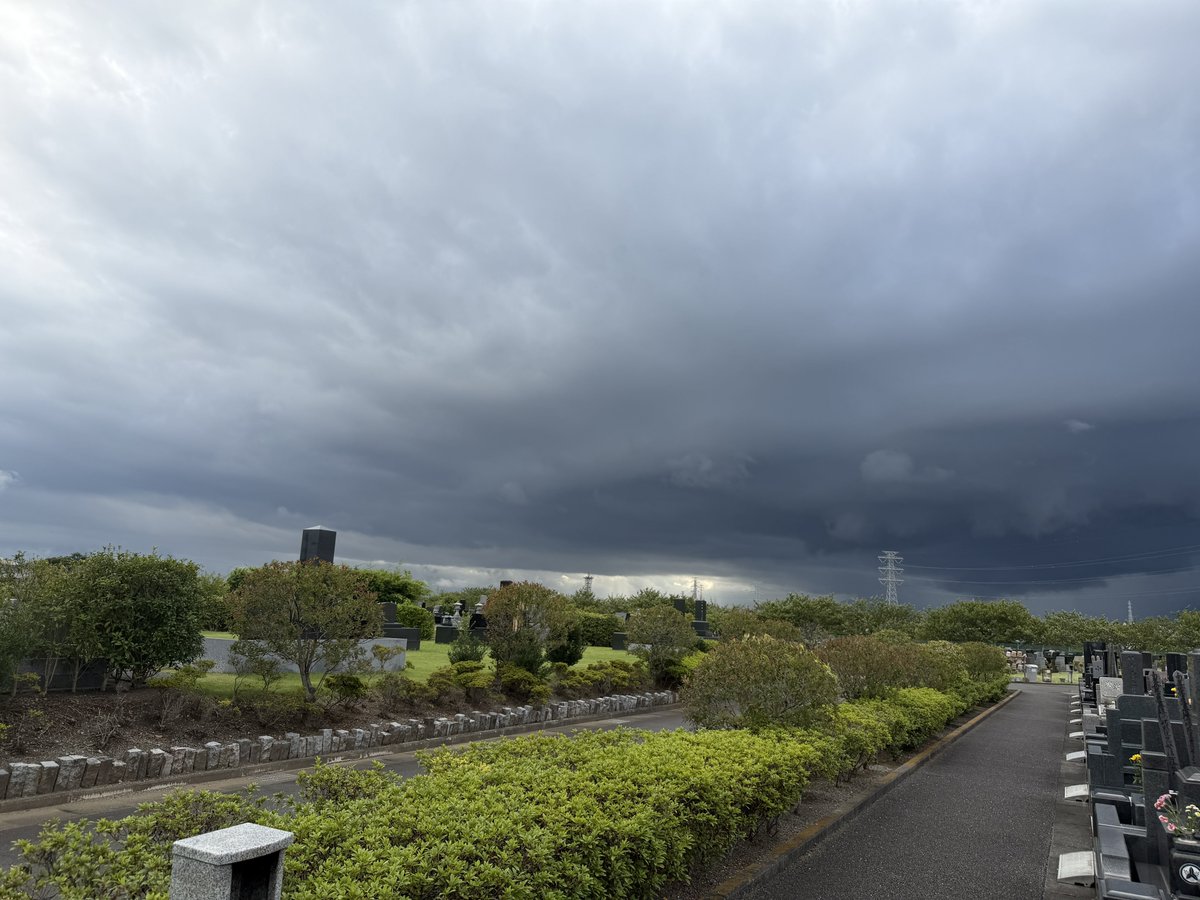 hechibouzu's tweet photo. 雨の日が続いていたから今日まで待ってに来た
雨が降る予報では無いけど西の空には怪しい雲
早く帰ろう https://t.co/N3vr9LnW9B