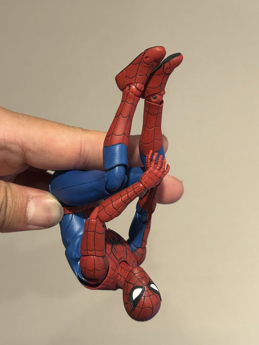wwkkmmyy's tweet photo. shフィギュアーツ
スパイダーマン　カスタム
完成！

・ヘッドパテ造形
・腹回り太く
・肩幅少し詰め
・スーツの切替線を筋彫り
・全体リペイント

足の裏黒くすると一気にそれっぽくなるな！
#スパイダーマン
#spiderman 
#スパイダーマンブランニューデイ
 #カスタムフィギュアが見れるタグ https://t.co/nTEqOt51PD