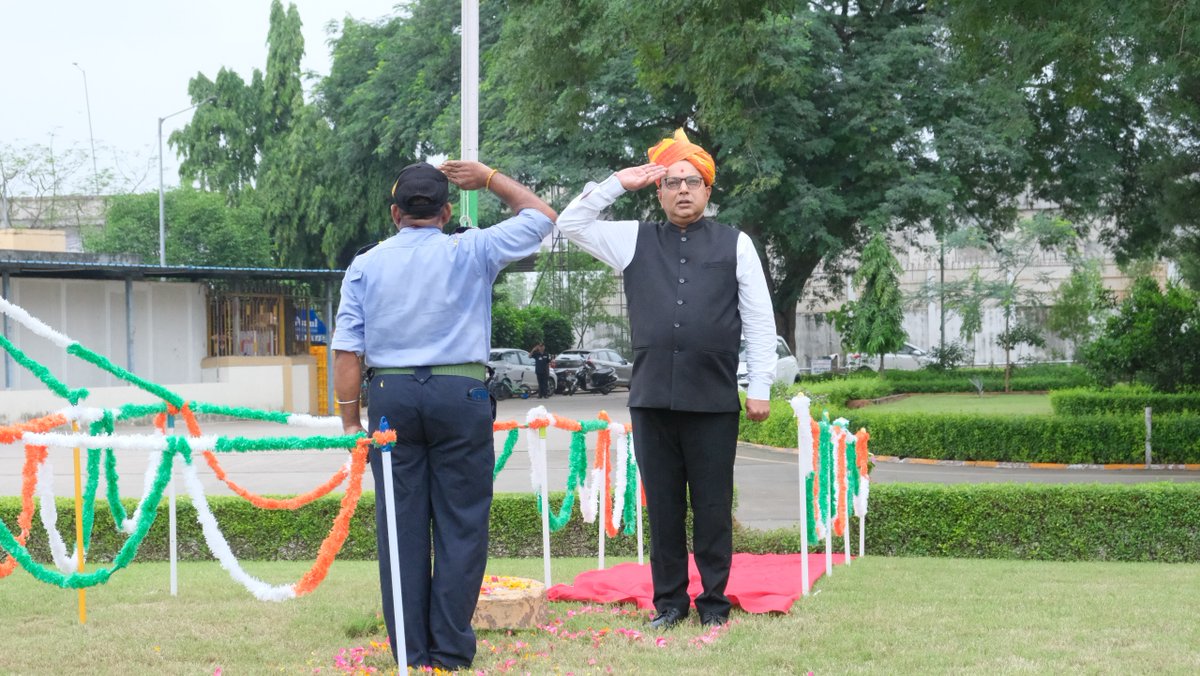 DairySabar's tweet photo. 80મા સ્વતંત્રતા દિવસની ઉજવણી

#80thindependenceday #independenceday #flaghoisting #sabardairy #harghartiranga #tiranga #proudindian #jaihind #indiaat80 #nationfirst #amritmahotsav #gujarat #cooperative #dairyindustry #unityindiversity #celebration #india #freedom #patriotism https://t.co/RInI9Y4nX5