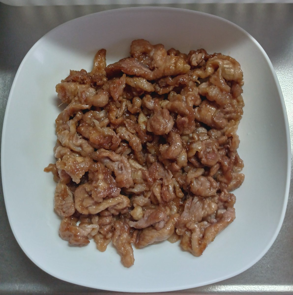 henacyoko1028's tweet photo. 肉が食べたくなって
豚の生姜焼き作っちゃった🤭
ついでに中華風たまごスープも🤤
食べまくるでぇ〜😋 https://t.co/LJSEp1jxLw