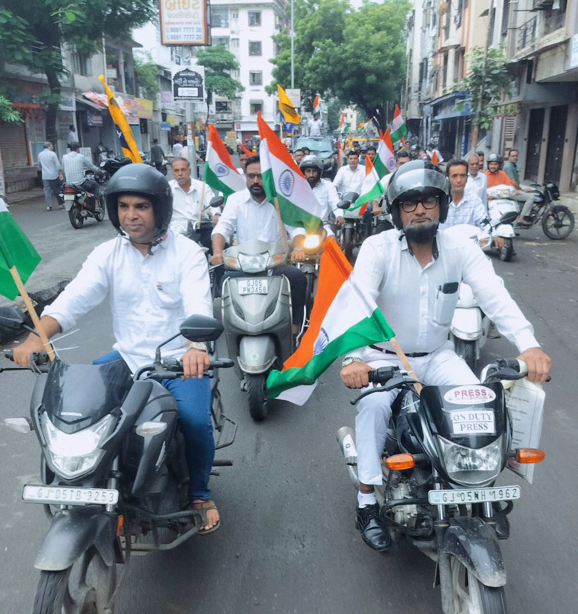 ShaileshDevgan4's tweet photo. 🇮🇳 80મા સ્વાતંત્ર્ય દિવસની ભવ્ય ઉજવણી..

➡️ આજે પવિત્ર 15મી ઓગસ્ટના 80મા સ્વાતંત્ર્ય દિવસ નિમિત્તે આમ આદમી પાર્ટી પરિવાર, 160 ઉત્તર વિધાનસભા અને 166 કતારગામ વિધાનસભા ના સંગઠનના તમામ સાથીઓ દ્વારા બાઇક રેલી નું આયોજન કરવામાં આવ્યું. 
🇮🇳 ભારત માતા કી જય... https://t.co/Xtj56Pbj6U