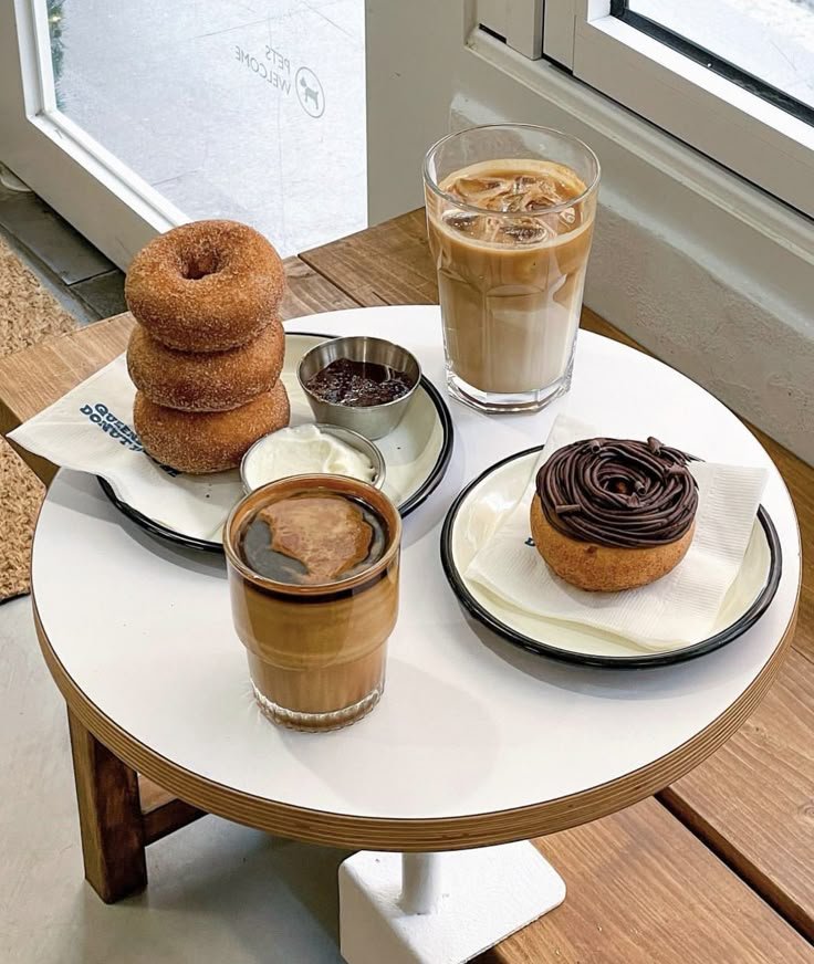 BonaPergi's tweet photo. Kalian hari ini kerja? Seriously? On weekend?Mendingan ikut aku makan pastry aja yuk nanti aku shareloc https://t.co/kYd2M8VmTY