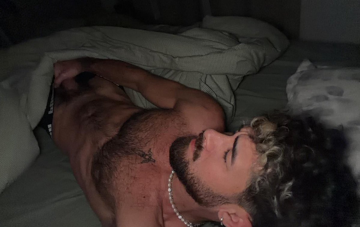 bbyhardtechno's tweet photo. Un lindo gatito durmiendo solo :( https://t.co/ZIaXQIb8Vg