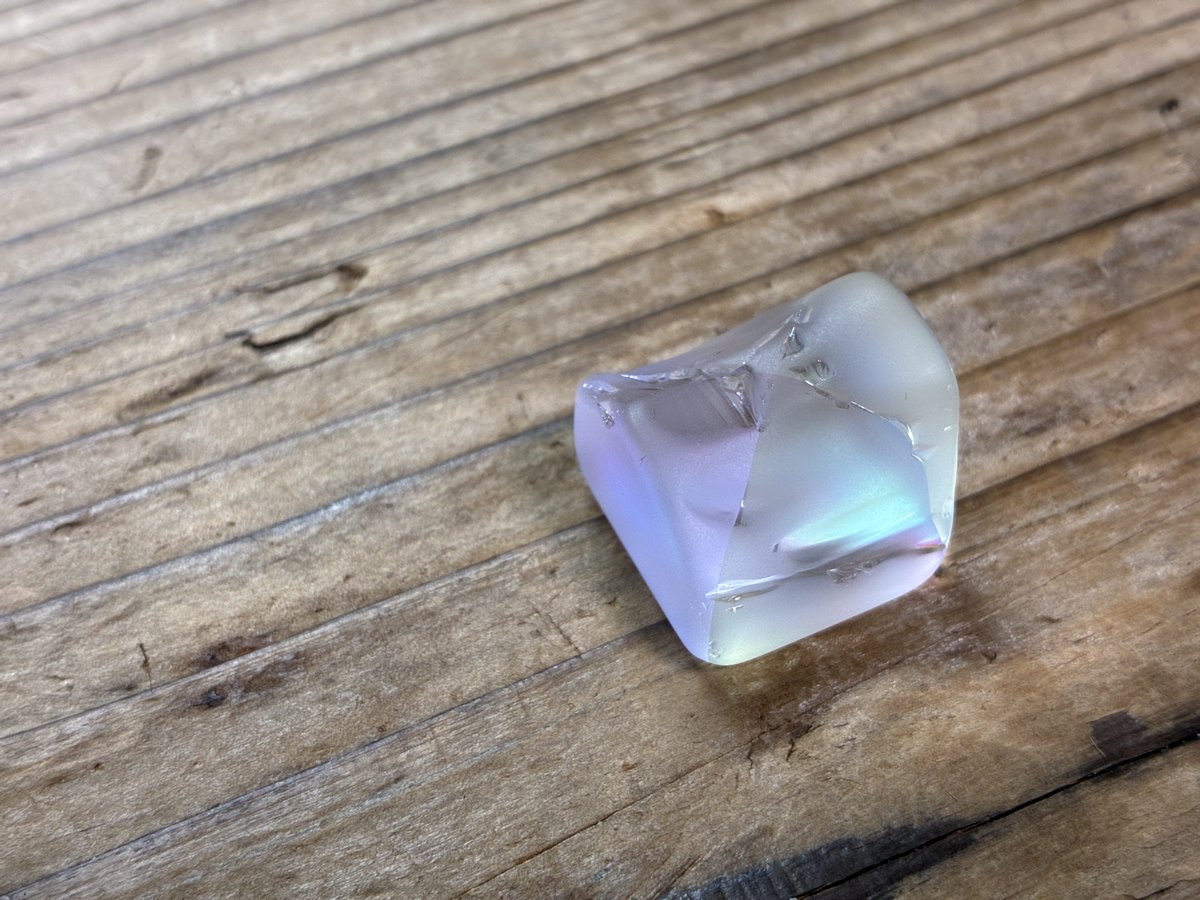 hatttey's tweet photo. 谷中でプリズムストーンを買った
色んな色が見られてキレイ https://t.co/DeLo8LyyT8