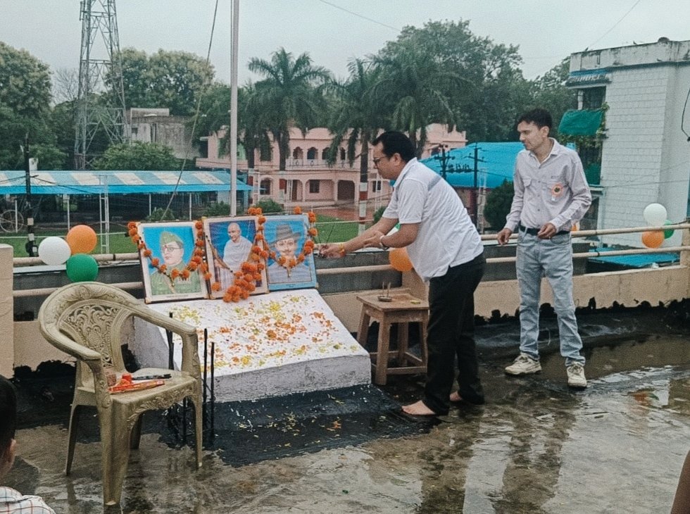 sagarmp_fci's tweet photo. 🇮🇳 स्वतंत्रता दिवस समारोह 🇮🇳
भा.खा.नि.मंडल कार्यालय, सागर में स्वतंत्रता दिवस समारोह हर्षोल्लास के साथ मनाया गया।
मंडल प्रबंधक महोदय द्वारा राष्ट्रीय ध्वज फहराकर देश की एकता एवं अखंडता के प्रति संकल्प व्यक्त किया गया।
जय हिन्द! 🇮🇳
#IndependenceDay #स्वतंत्रता_दिवस #fcidosagar https://t.co/sigktxoqC6