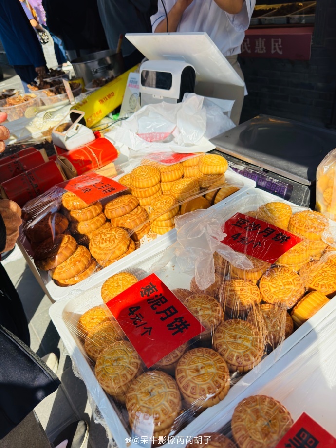 Bounga5's tweet photo. Stopped by next door's bake sale and scored the best chocolate chip cookies! Local connections make every day warmer https://t.co/tajlyeq09m