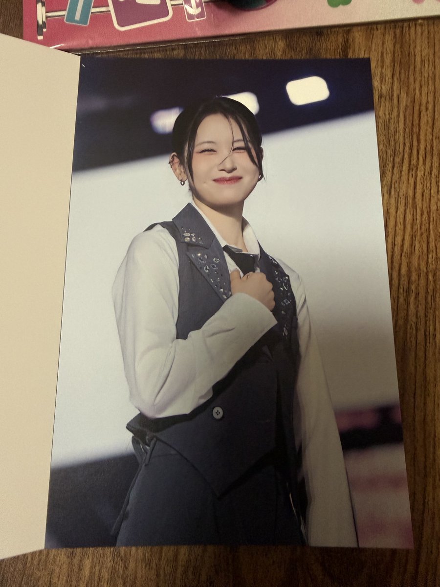 __mmnchan22's tweet photo. KCONグッズのこの桃奈ちゃんの写真、恐らく私への笑顔でガチアツい＿＿＿ https://t.co/hmXCVSLvre