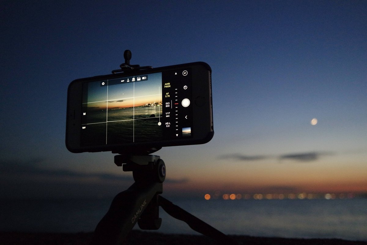 LindsyStrapq9's tweet photo. New to photography Start with mastering light—natural light is free, forgiving, and works everywhere! Play with backlighting for dreamy effects, or side light to add depth. No fancy gear needed, just your phone! https://t.co/iFh18DNPbP