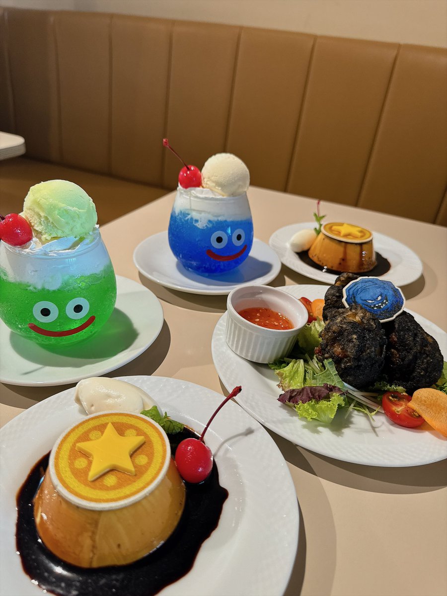 siropau's tweet photo. ドラクエDIVE行ってきた！VRライド、機材シンプルで動きは激しくないはずなのにメチャクチャ没入感あった！これはすごい！※ただし酔いやすい人は注意。
初代ドラクエの企画書原本、楽譜、イラスト、御三方サイン入りポスターあって感涙だった。私の真実の姿はじんめんじゅ(繊細！） https://t.co/NM4vZJQ1jJ