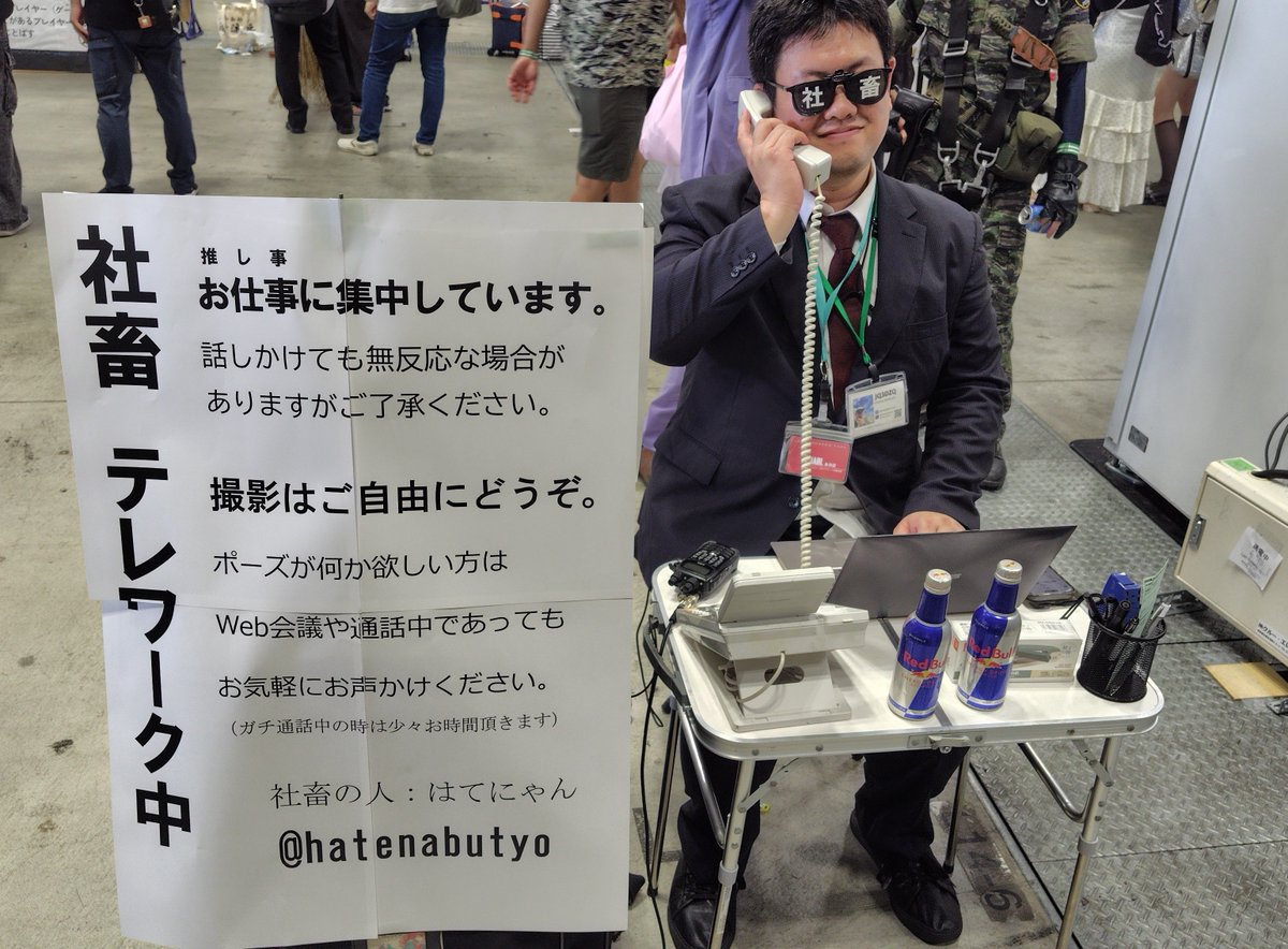 yamamegurashi's tweet photo. コミケ会場で社畜を見つけました👀

「社畜⋯ですか？」と聞いたら「フリー素材になってる！」と答えてくれました😂
#C108
#コミケ https://t.co/5voajhgqRS